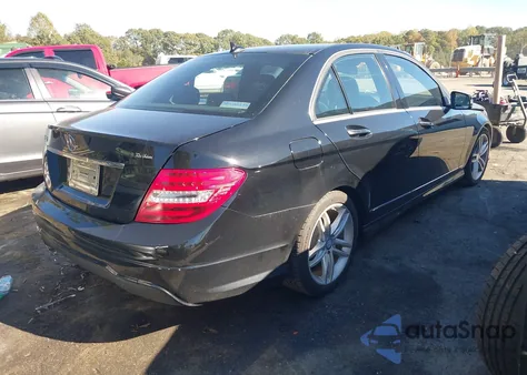 2013 Mercedes-Benz C 250 Sport z USA, uszkodzony, nr VIN WDDGF4HB7DR273292